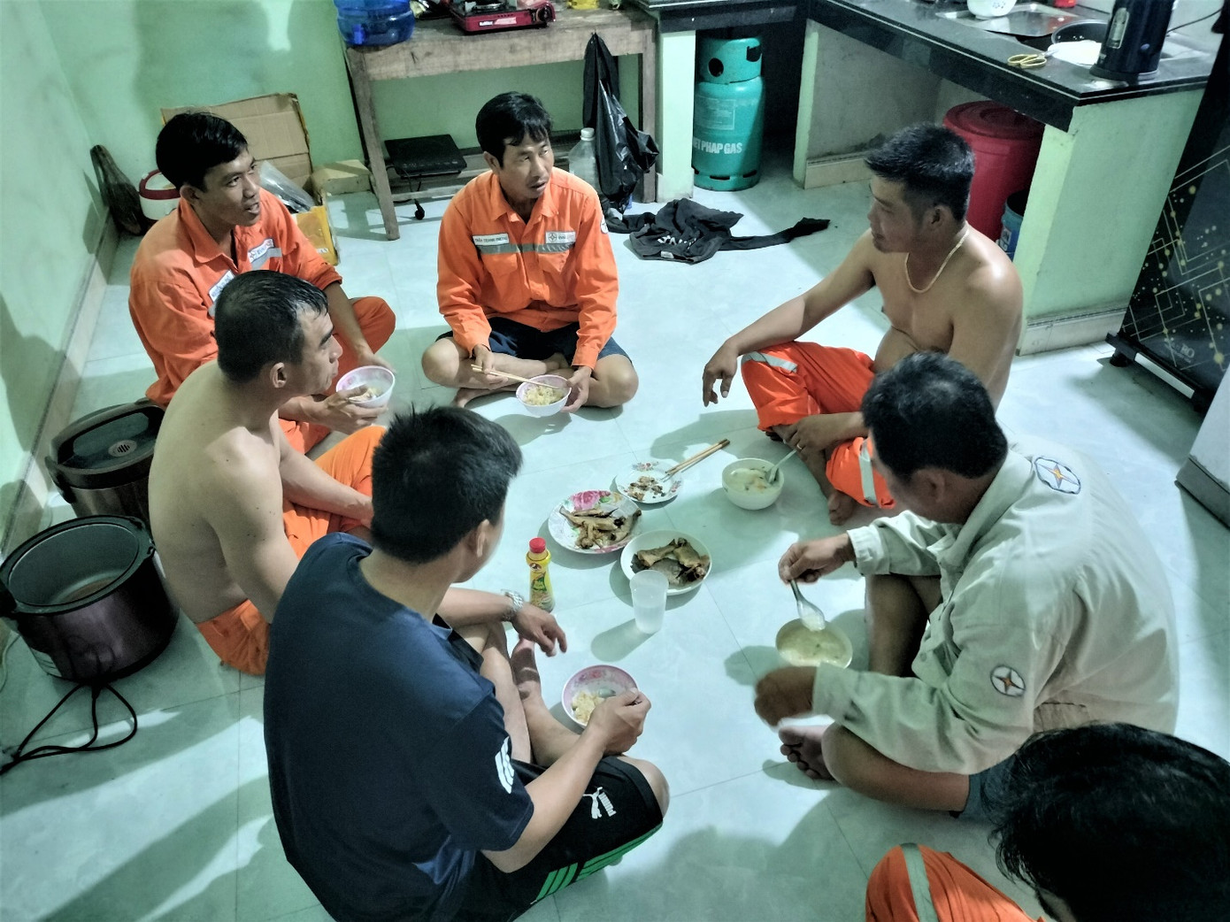 Bữa sáng đạm bạc tự chuẩn bị của anh em Công ty Điện lực Cà Mau trước khi lên công trường