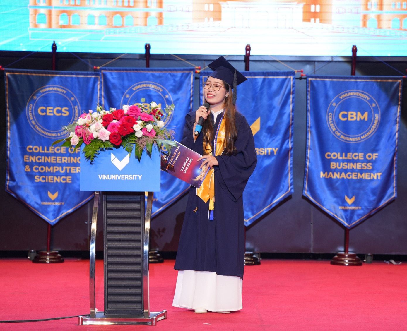 Được VinUni chắp cánh, 32% tân khoa sẽ chính thức hành trình lập nghiệp khi đã được các Tập đoàn toàn cầu như McKinsey, Boston Consulting Group, National Australia Bank, Woori Bank, Google, Bosch, Akzo Nobel, IBM, Alphasights… và các doanh nghiệp, tập đoàn công nghệ và định chế tài chính hàng đầu Việt Nam mời làm việc từ lúc chưa tốt nghiệp với mức lương và đãi ngộ hấp dẫn. “Nếu được chọn một hình ảnh để miêu tả hành trình của mình tại VinUni, với em, đó là một “đôicánh kỳ diệu”. Hành trình ấy thật kỳ diệu vì chúng em - ngay từ khi còn là sinh viên năm nhất, đã nhận được cơ hội thực tập và được cố vấn cá nhân từ các doanh nghiệp danh tiếng, hoặc ra mắt những bài nghiên cứu đầu tiên với top 2% những nhà nghiên cứu hàng đầu thế giới… Chúng em không thể trở thành những nhân tài trong tương lai, nếu không có những cơ hội toàn diện đó”, Vân Anh, cựu sinh viên Viện Quản trị Kinh doanh, đại diện cho các tân cử nhân, bày tỏ sự biết ơn. Được VinUni chắp cánh, 32% tân khoa sẽ chính thức hành trình lập nghiệp khi đã được các Tập đoàn toàn cầu như McKinsey, Boston Consulting Group, National Australia Bank, Woori Bank, Google, Bosch, Akzo Nobel, IBM, Alphasights… và các doanh nghiệp, tập đoàn công nghệ và định chế tài chính hàng đầu Việt Nam mời làm việc từ lúc chưa tốt nghiệp với mức lương và đãi ngộ hấp dẫn. “Nếu được chọn một hình ảnh để miêu tả hành trình của mình tại VinUni, với em, đó là một “đôicánh kỳ diệu”. Hành trình ấy thật kỳ diệu vì chúng em - ngay từ khi còn là sinh viên năm nhất, đã nhận được cơ hội thực tập và được cố vấn cá nhân từ các doanh nghiệp danh tiếng, hoặc ra mắt những bài nghiên cứu đầu tiên với top 2% những nhà nghiên cứu hàng đầu thế giới… Chúng em không thể trở thành những nhân tài trong tương lai, nếu không có những cơ hội toàn diện đó”, Vân Anh, cựu sinh viên Viện Quản trị Kinh doanh, đại diện cho các tân cử nhân, bày tỏ sự biết ơn.