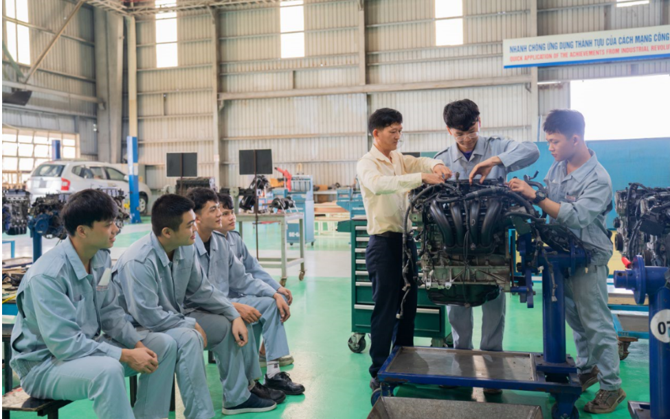 Đào tạo nguồn nhân lực đầu vào nằm trong chiến lược phát triển nhân sự trẻ của THACO. Đào tạo nguồn nhân lực đầu vào nằm trong chiến lược phát triển nhân sự trẻ của THACO.