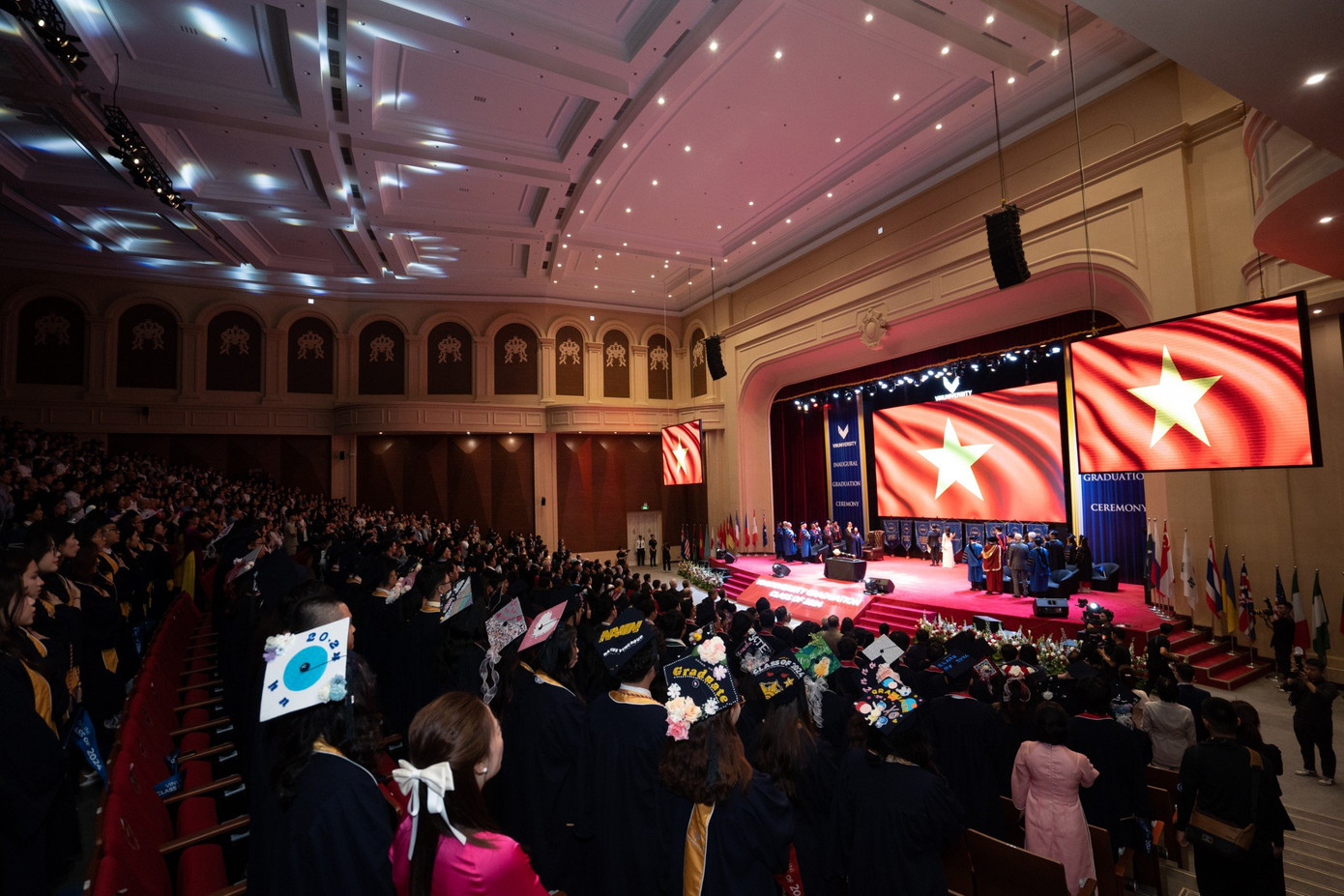 Lễ tốt nghiệp có chủ đề “Bay cao”, gửi gắm khát vọng của ngôi trường đào tạo tinh hoa về thế hệ sinh viên ra trường đầu tiên: các em sẽ mang tài năng, trí tuệ, nhiệt tình, sải cánh tung bay, chinh phục những chân trời mới. Lễ tốt nghiệp có chủ đề “Bay cao”, gửi gắm khát vọng của ngôi trường đào tạo tinh hoa về thế hệ sinh viên ra trường đầu tiên: các em sẽ mang tài năng, trí tuệ, nhiệt tình, sải cánh tung bay, chinh phục những chân trời mới.