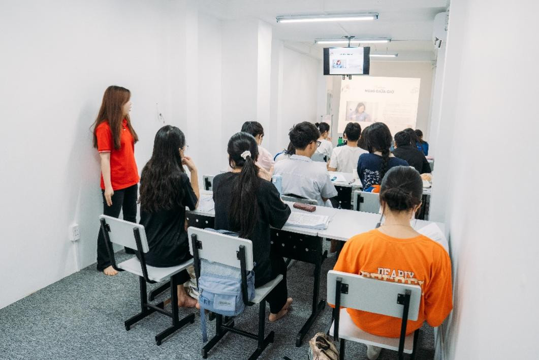 Trợ giảng đứng lớp thường xuyên quan sát và hỗ trợ học sinh trong suốt buổi học Trợ giảng đứng lớp thường xuyên quan sát và hỗ trợ học sinh trong suốt buổi học