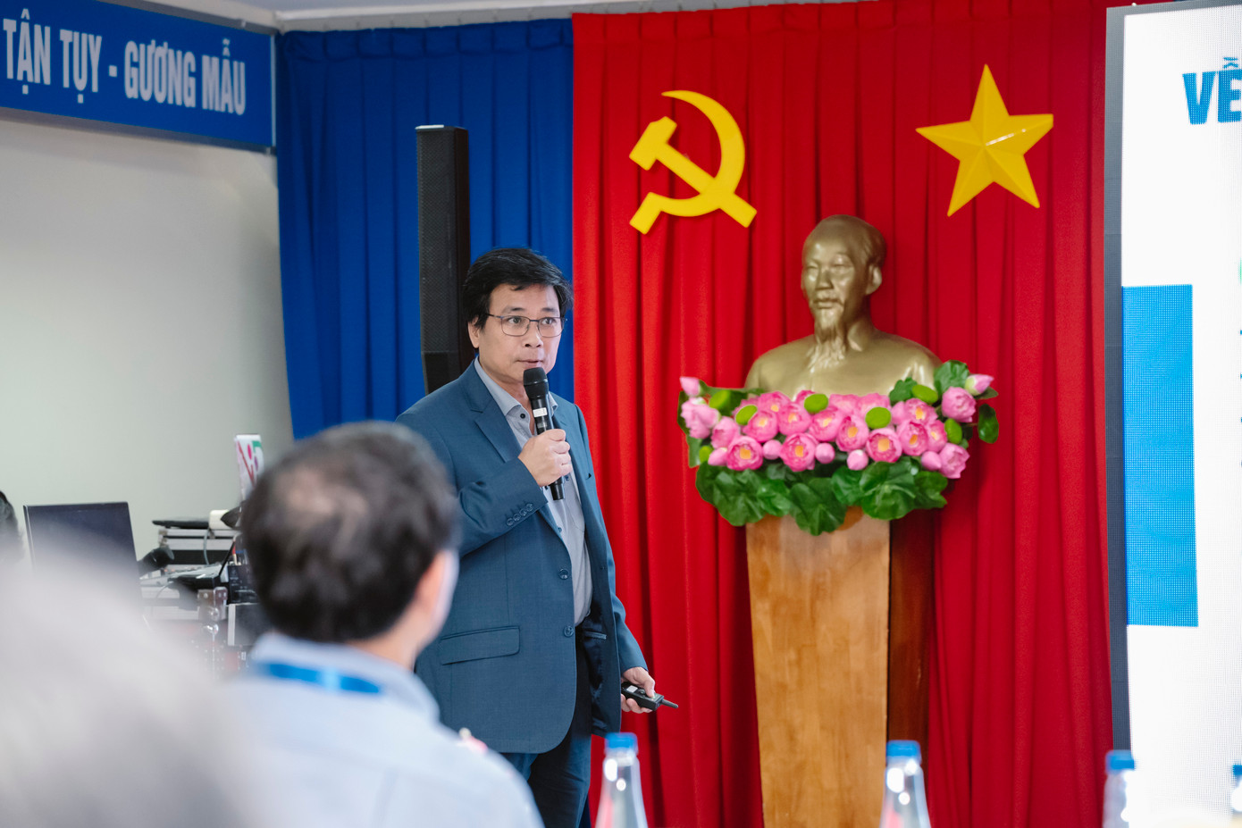 Ông Lê Hoàng Minh chia sẻ về cách Vinamilk ứng dụng kinh tế tuần hoàn vào nông nghiệp để phát triển bền vững, hướng đến Net Zero. Ông Lê Hoàng Minh chia sẻ về cách Vinamilk ứng dụng kinh tế tuần hoàn vào nông nghiệp để phát triển bền vững, hướng đến Net Zero.