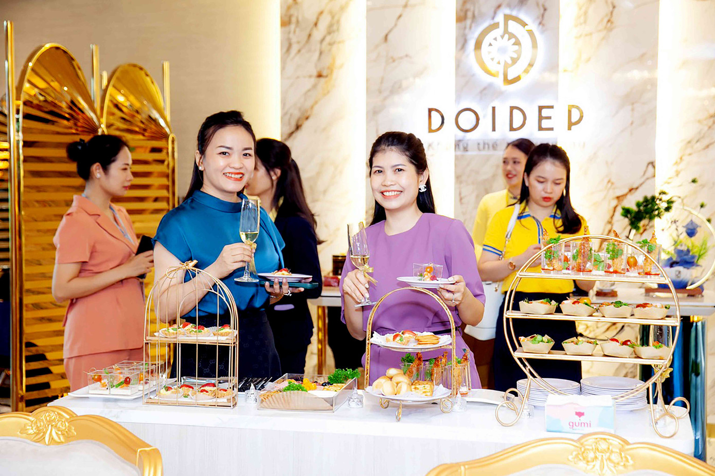 Khu vực ẩm thực với quầy buffet đa dạng, phục vụ hơn 30 món Á Âu.