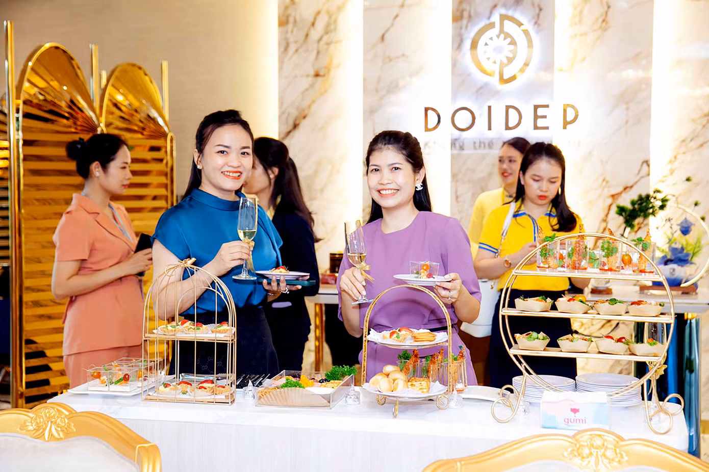 Khu vực ẩm thực với quầy buffet đa dạng, phục vụ hơn 30 món Á Âu.
