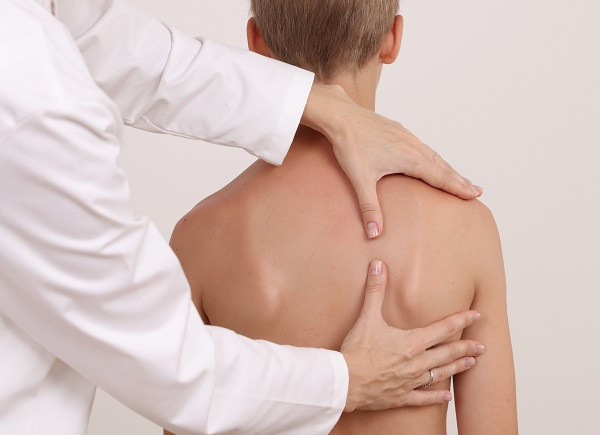 Người bệnh nên đến bác sĩ thăm khám sớm để biết gù lưng có chữa được không và nên áp dụng phương pháp nào hiệu quả, an toàn.