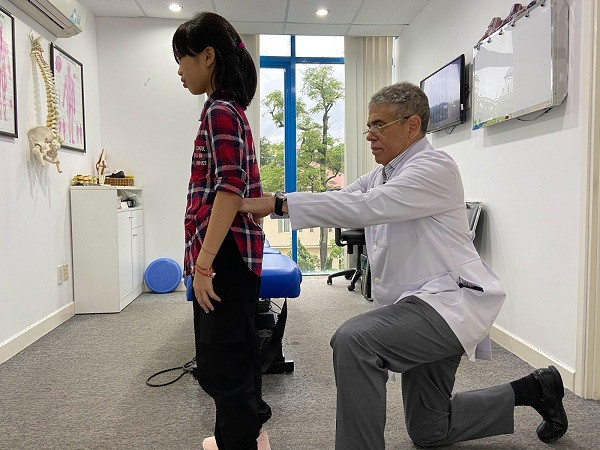 Bác sĩ Aubrey C. Gail đang thực hiện đánh giá tư thế cho bệnh nhân