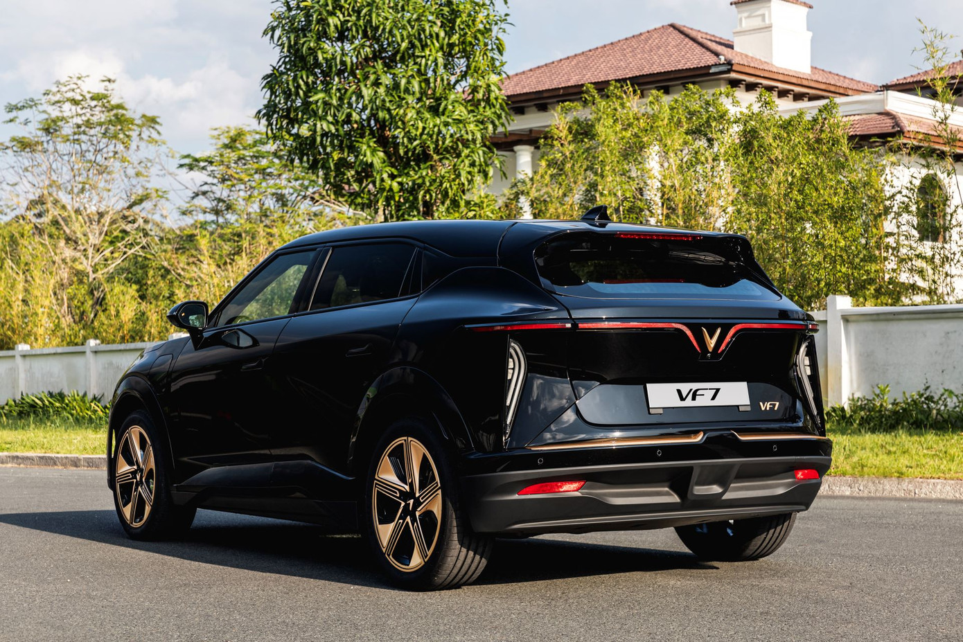 VF 7 mang lại trải nghiệm lái mượt mà và phấn khích. VF 7 mang lại trải nghiệm lái mượt mà và phấn khích.