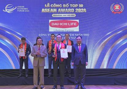 Ông Yoshihito Takahama – Phó Tổng Giám đốc Điều hành kiêm Phó Tổng Giám đốc Hành chính Tổng hợp Dai-ichi Life Việt Nam, nhận danh hiệu “Top 10 Doanh nghiệp Tiêu biểu ASEAN 2024” được tổ chức tại Singapore vào ngày 18/5/2024