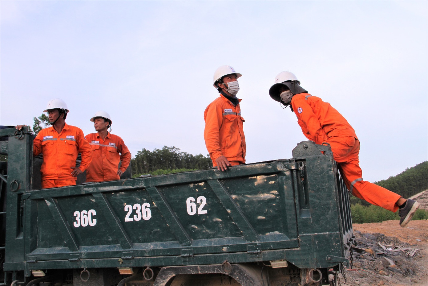 Phương tiện di chuyển từ nhà đến công trường và ngược lại của anh em đội xung kích Công ty Điện lực Cà Mau là chiếc xe tải thuê của người dân