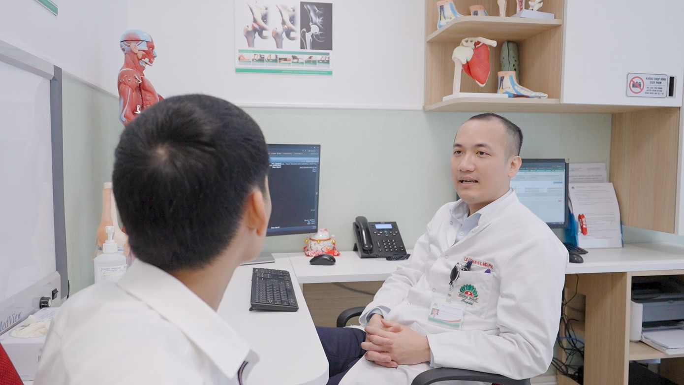 TS. BS Lê Quang Huy tư vấn phẫu thuật cho bệnh nhân