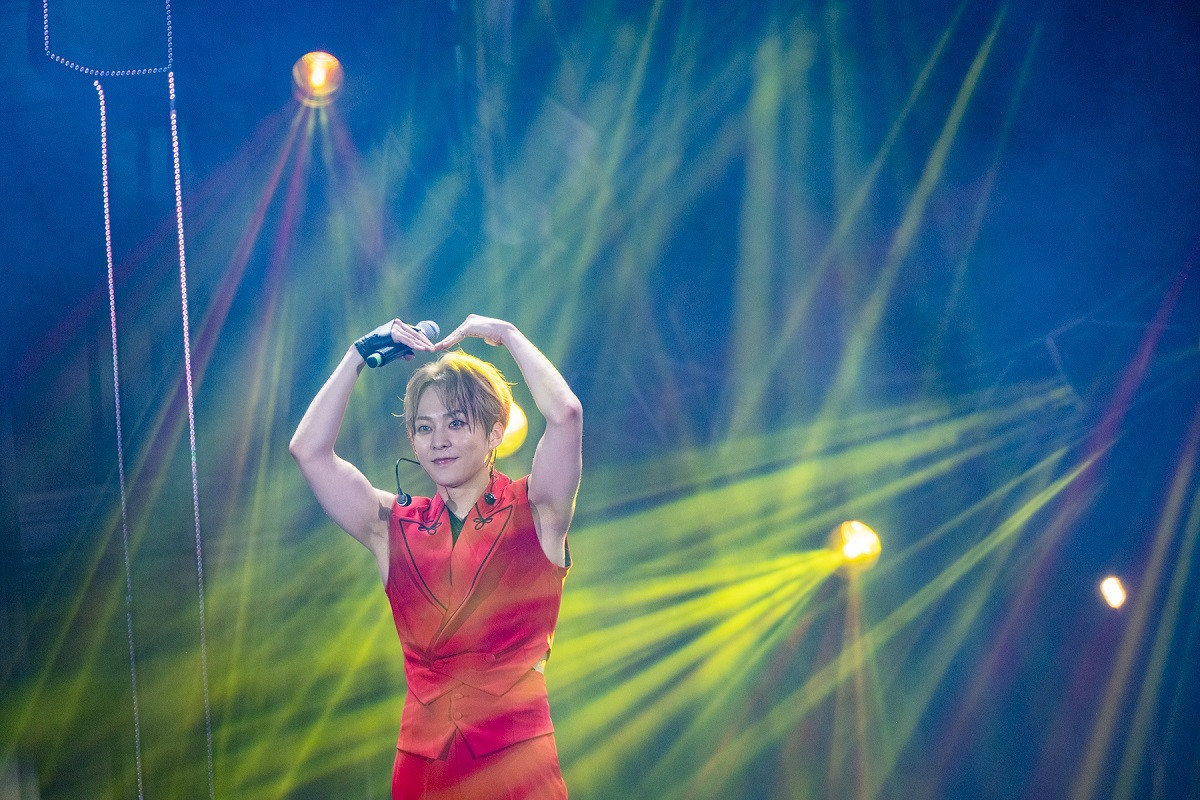 “Đây là lần đầu tiên tôi đến với đảo Vũ Yên, nơi có Vinhomes Royal Island với nhiều công trình đẹp mắt, vô cùng thuận tiện cho khách tham quan cũng như cư dân. Dù thời tiết rất nóng nhưng các bạn đã đến với tôi. Rất cảm ơn tất cả các bạn đã dành sự ủng hộ nhiệt tình này cho tôi”, nam ca sĩ thổ lộ.