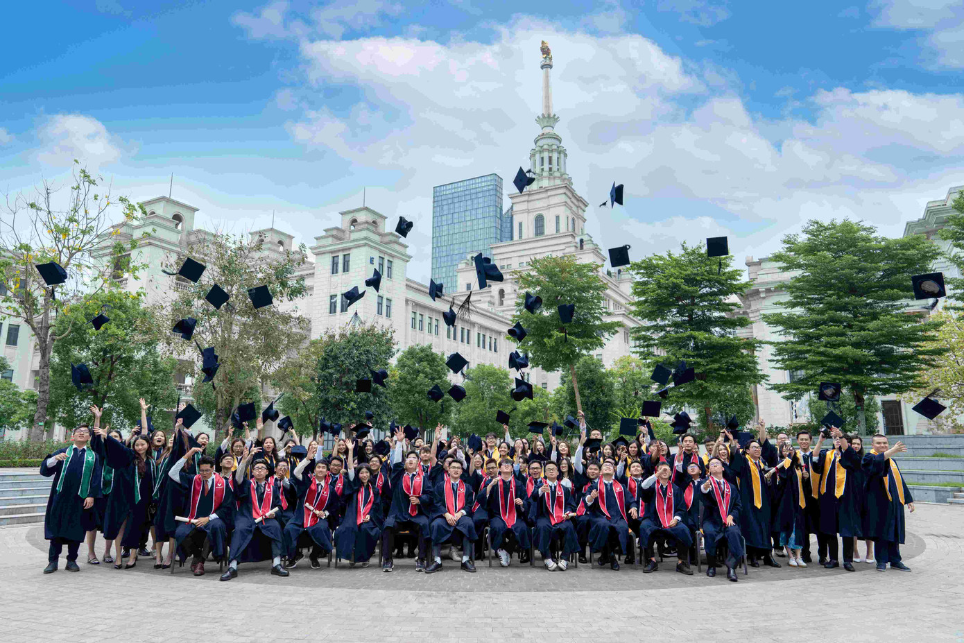 Lễ tốt nghiệp đầu tiên của trường Đại học VinUni đã mở ra một chặng đường mới đầy triển vọng cho các tân cử nhân. Sự kiện cũng đánh dấu một cột mốc quan trọng trong hành trình phát triển của trường, khẳng định tinh thần phụng sự của Vingroup và quyết tâm mạnh mẽ cùng thực lực đào tạo hàn lâm của VinUni trên con đường trở thành trường Đại học tinh hoa đẳng cấp của Việt Nam. Lễ tốt nghiệp đầu tiên của trường Đại học VinUni đã mở ra một chặng đường mới đầy triển vọng cho các tân cử nhân. Sự kiện cũng đánh dấu một cột mốc quan trọng trong hành trình phát triển của trường, khẳng định tinh thần phụng sự của Vingroup và quyết tâm mạnh mẽ cùng thực lực đào tạo hàn lâm của VinUni trên con đường trở thành trường Đại học tinh hoa đẳng cấp của Việt Nam.