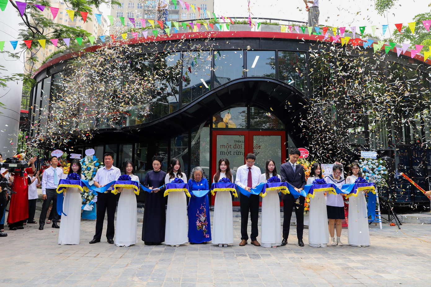 Cắt băng khánh thành công trình thư viện Văn Như Cương