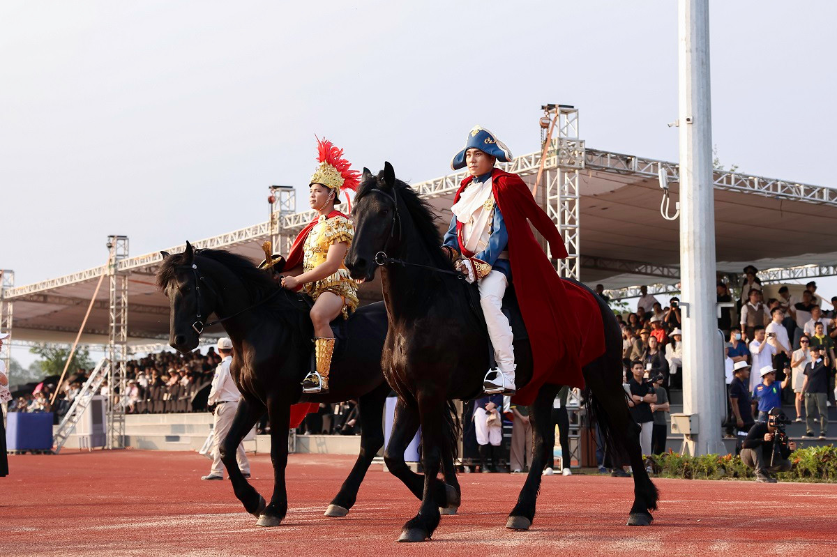 Các nhà thiết kế thời trang của các thương hiệu nổi tiếng cũng mang tới lễ khai trương Vinpearl Horse Acedemy những bộ sưu tập cá tính làm nên show diễn Vietnam Equastrian Odyssey “đẹp không tì vết”. Qua các phần trình diễn, hàng trăm khách mời không chỉ trầm trồ không ngớt về quy mô, đẳng cấp quốc tế của Học viện cưỡi ngựa đầu tiên và duy nhất của Việt Nam tại Royal Island mà còn hiểu rõ hơn về ý nghĩa của các bộ môn thể thao quý tộc đối với đời sống và đặc biệt là sức khỏe con người.