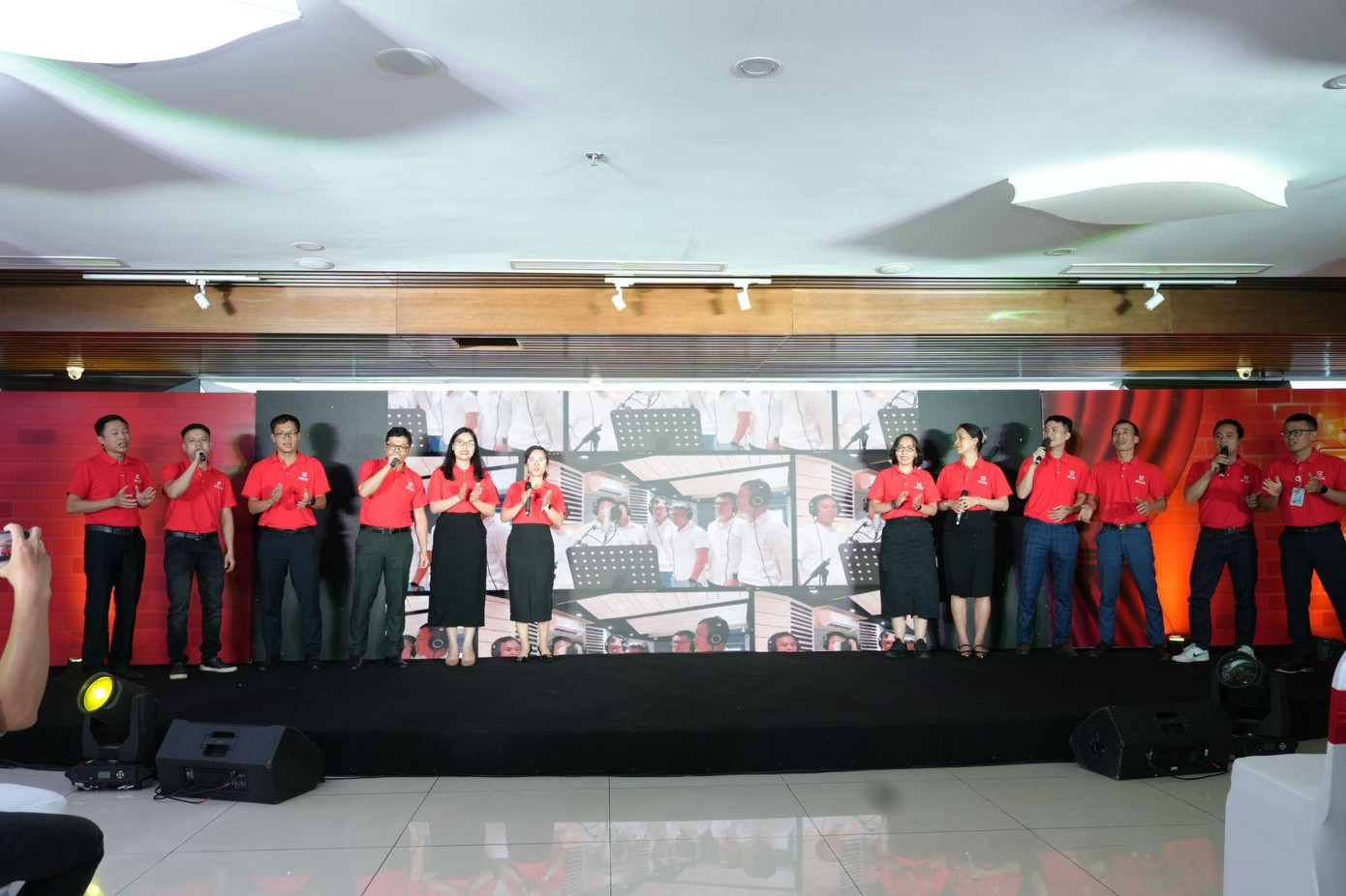 Cán bộ nhân viên ROX Group tham gia các hoạt động hướng đến kỷ niệm 28 năm thành lập Tập đoàn. Cán bộ nhân viên ROX Group tham gia các hoạt động hướng đến kỷ niệm 28 năm thành lập Tập đoàn.