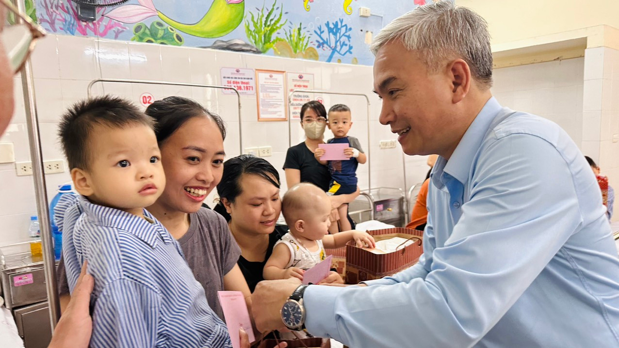 Đồng chí Vũ Anh Tuấn - Ủy viên BTV Tỉnh ủy, Bí thư Đảng ủy Than Quảng Ninh, Phó Tổng Giám đốc TKV tặng quà cho bệnh nhi đang điều trị tại Khoa Nhi, Bệnh viện Đa khoa tỉnh Quảng Ninh.