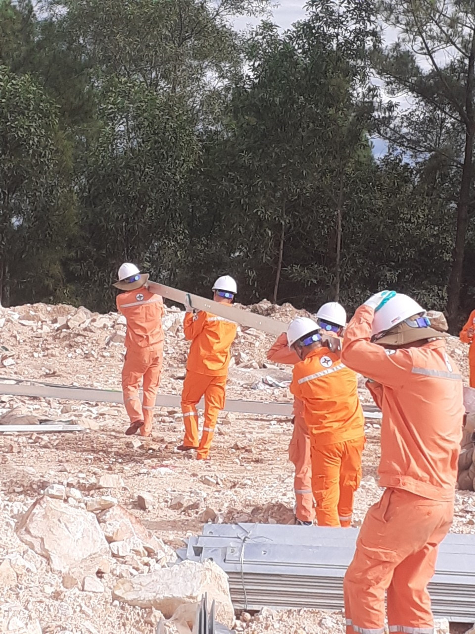 PC Hà Giang triển khai nhiệm vụ tại vị trí cột 380 huyện Diễn Châu, tỉnh Nghệ An PC Hà Giang triển khai nhiệm vụ tại vị trí cột 380 huyện Diễn Châu, tỉnh Nghệ An