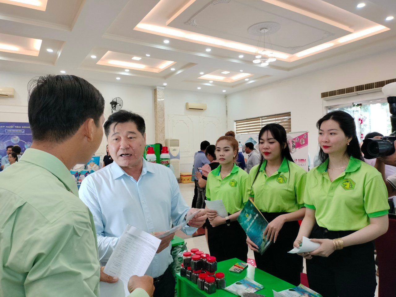 Diễn đàn là nơi kết nối nông dân, chuyên gia, doanh nghiệp, cơ quan chức năng,... Diễn đàn là nơi kết nối nông dân, chuyên gia, doanh nghiệp, cơ quan chức năng,...