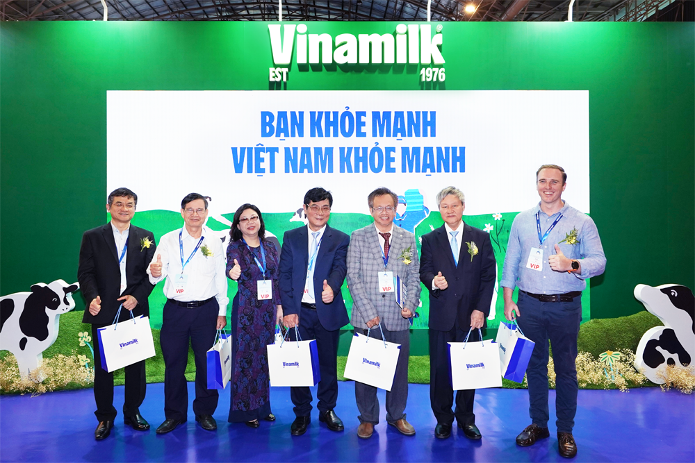 Các khách mời đến tham quan khu vực của Vinamilk tại triển lãm Các khách mời đến tham quan khu vực của Vinamilk tại triển lãm