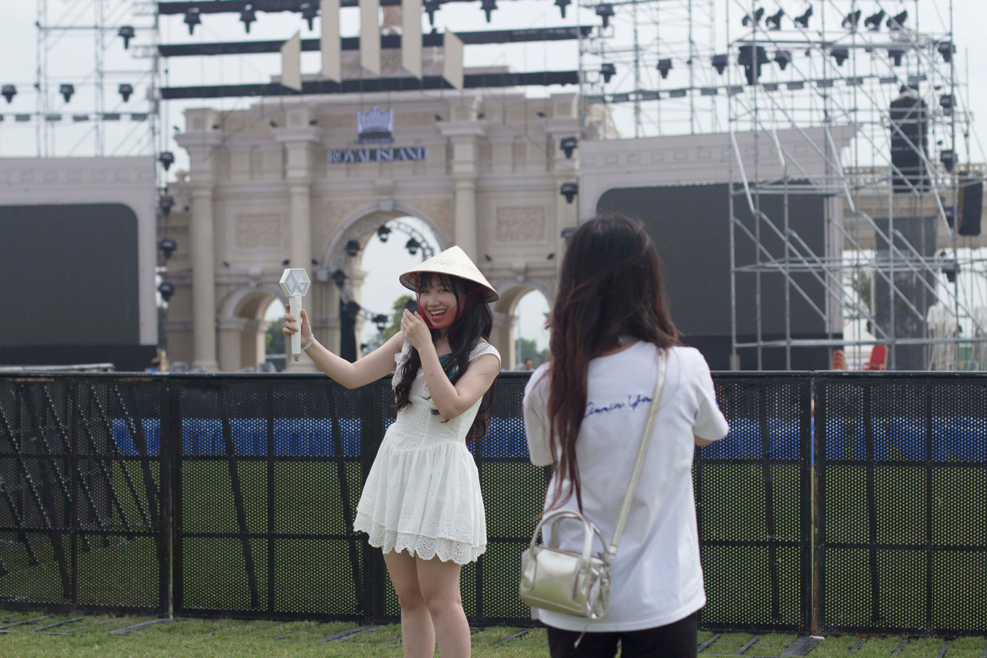 Các bạn trẻ háo hức check-in tại khu vực sân khấu đại nhạc hội Wonder Island Các bạn trẻ háo hức check-in tại khu vực sân khấu đại nhạc hội Wonder Island