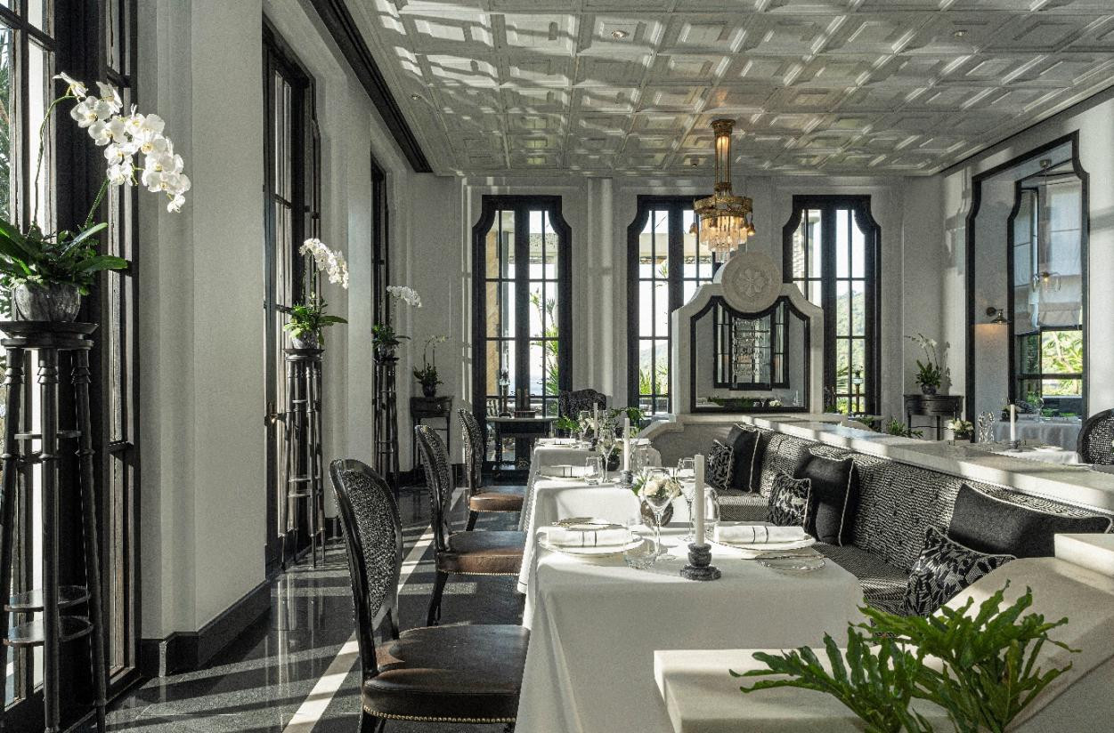 Được thiết kế bởi Bill Bensley, La Maison 1888 mang đến không gian sang trọng tinh tế với lối thiết kế Đông Dương