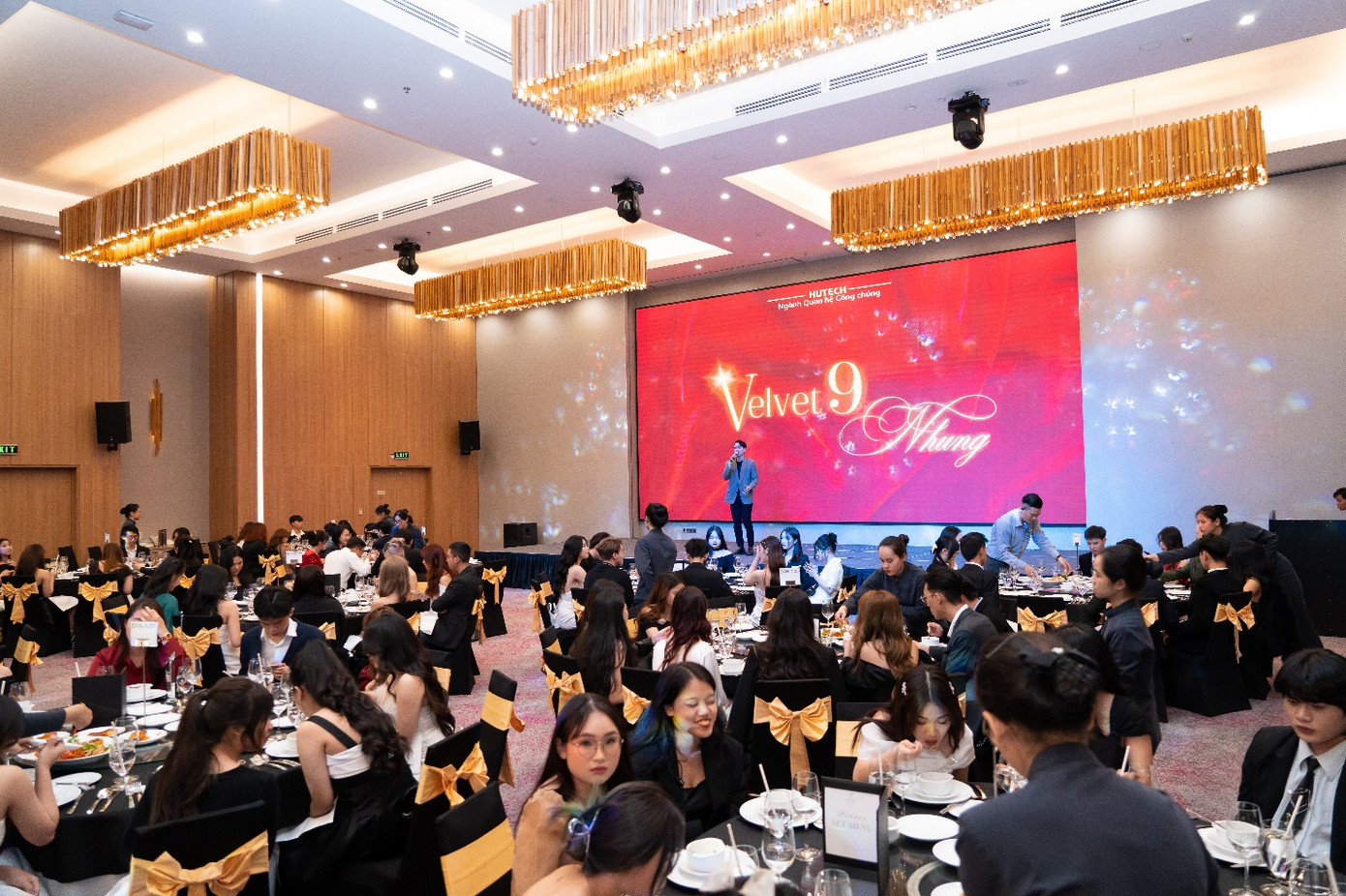 Sự kiện “Dạ tiệc VELVET9: Nhung” tại IHG Hotel do sinh viên HUTECH tổ chức chỉn chu, hoành tráng
