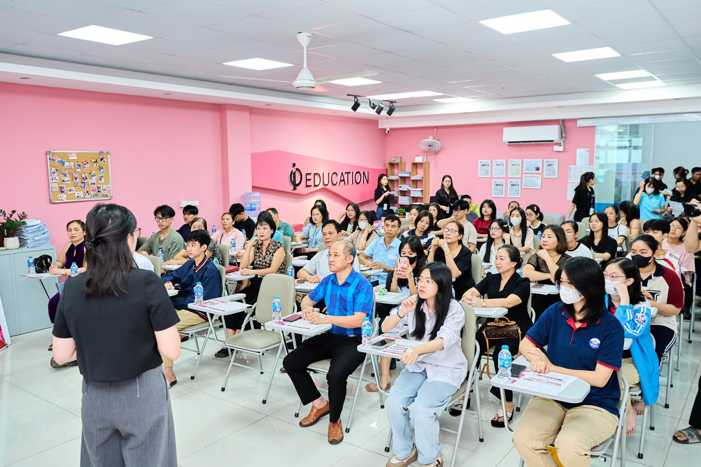 Buổi hội thảo về chứng chỉ SAT do 10 Education tổ chức thu hút đông đảo phụ huynh và học sinh tham gia