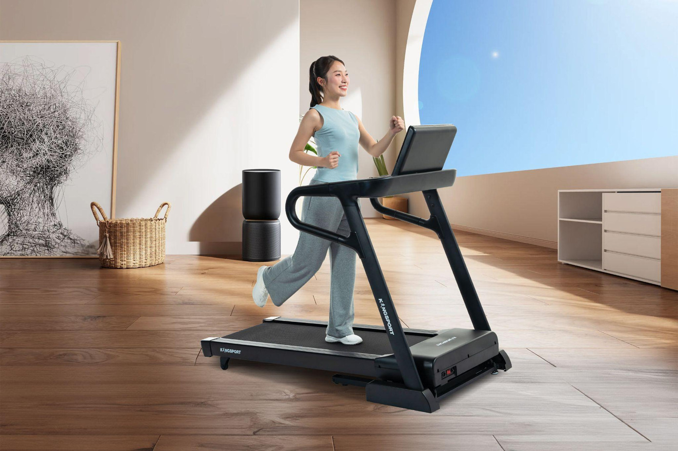 Khánh Vy tập luyện cùng máy chạy bộ KingSport Legend K-01