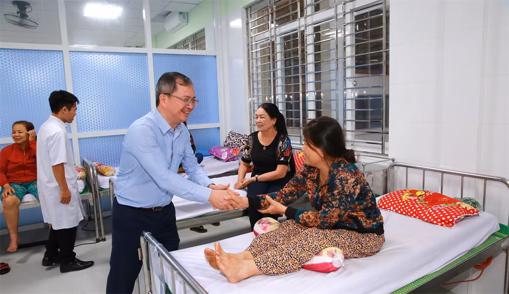 Ông Khương Lê Thành - Phó Bí thư Thường trực Đảng ủy, Thành viên Hội đồng Quản trị Công ty BSR thăm hỏi bệnh nhân đang điều trị tại khu phục hồi chức năng thuộc Trung tâm y tế huyện Bình Sơn