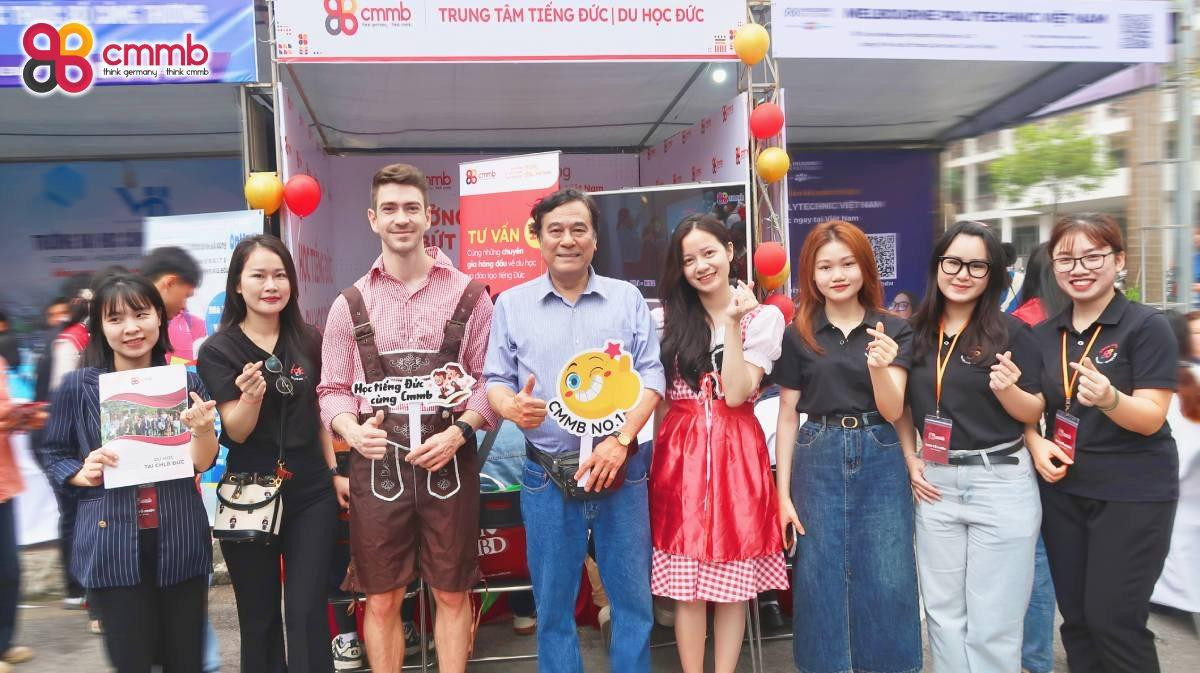 NSND Trần Mạnh Cường đồng hành cùng CMMB Việt Nam tại các sự kiện tư vấn hướng nghiệp cho học sinh NSND Trần Mạnh Cường đồng hành cùng CMMB Việt Nam tại các sự kiện tư vấn hướng nghiệp cho học sinh