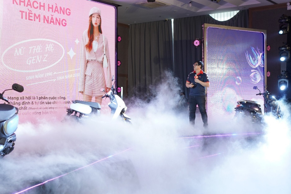 Ông Huang Lu Wei Phó Tổng giám đốc Kinh doanh SYM Việt Nam chia sẻ tính năng vượt trội của Priti 50