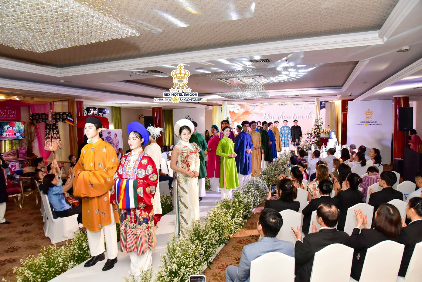 Các người mẫu trình diễn bộ sưu tập Áo dài cưới của Nghệ nhân Năm Tuyền - ASoen Bridal