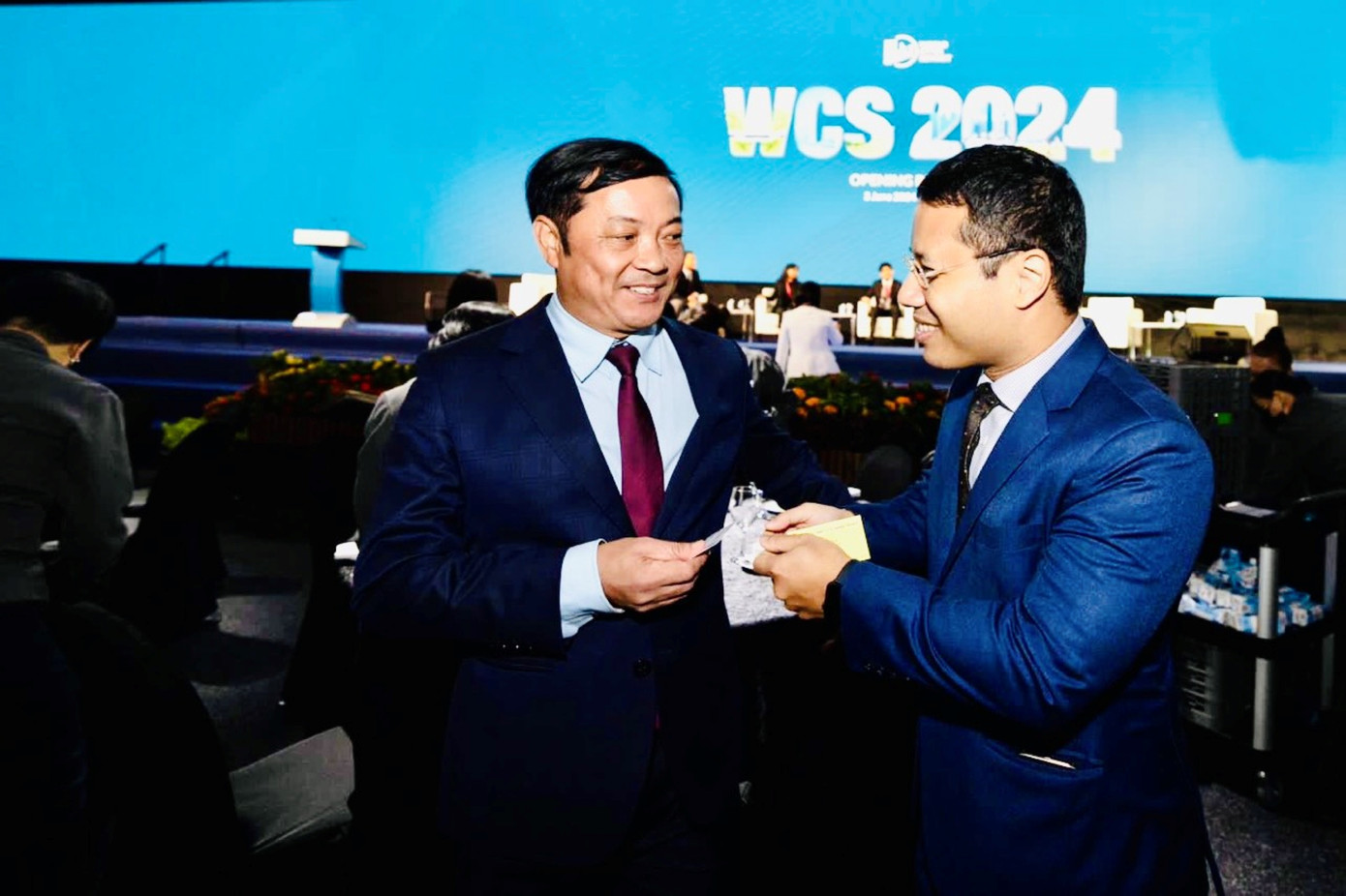 Ông Lê Trọng Yên, Phó chủ tịch UBND tỉnh Đắk Nông (trái) trao đổi với đại biểu tham dự hội nghị