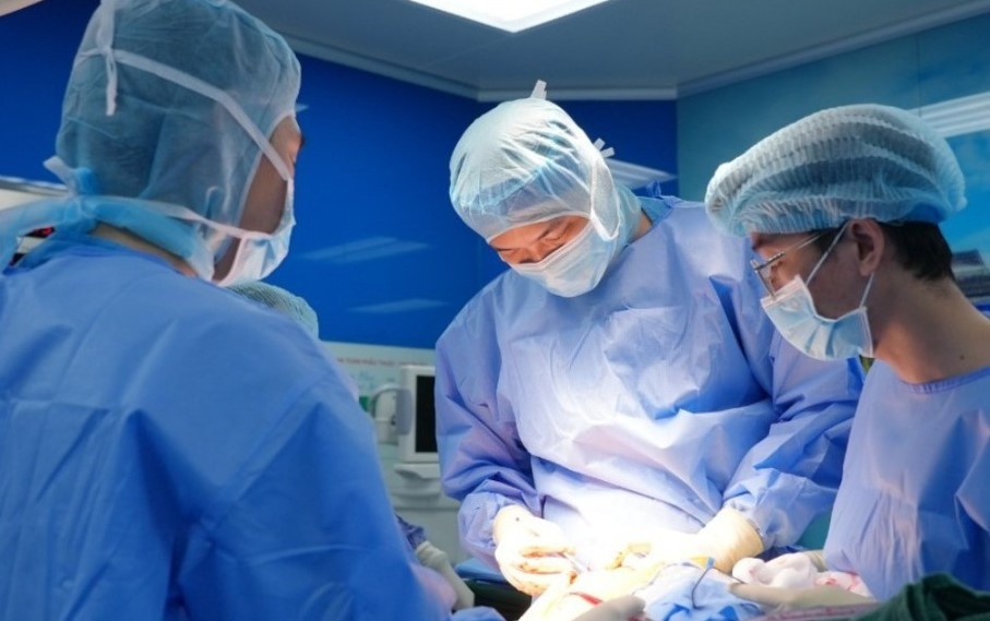 Hình ảnh các bác sĩ thực hiện ca phẫu thuật