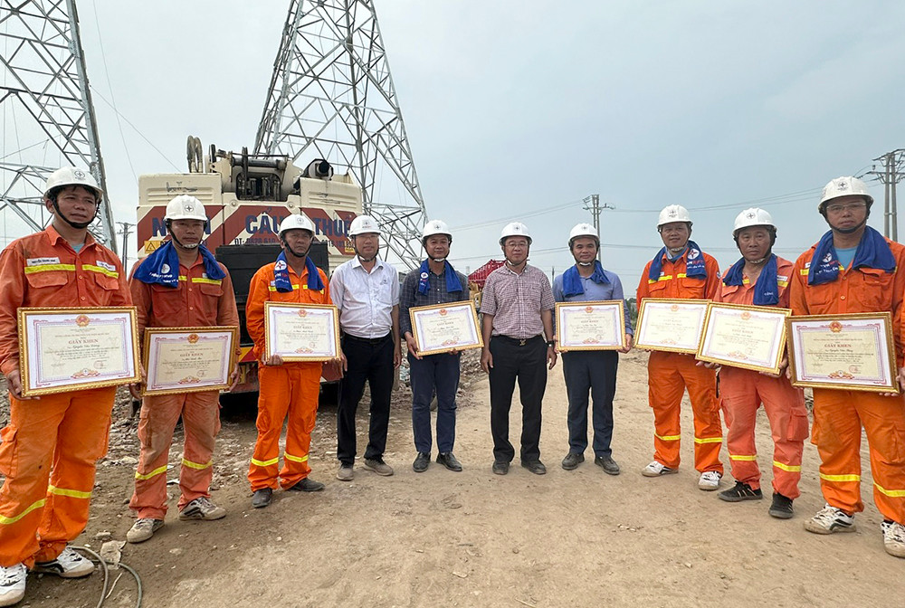 Tổng giám đốc EVNNPT Phạm Lê Phú trao giấy khen cho tập thể và các cá nhân thuộc Truyền tải điện Đông Bắc 1