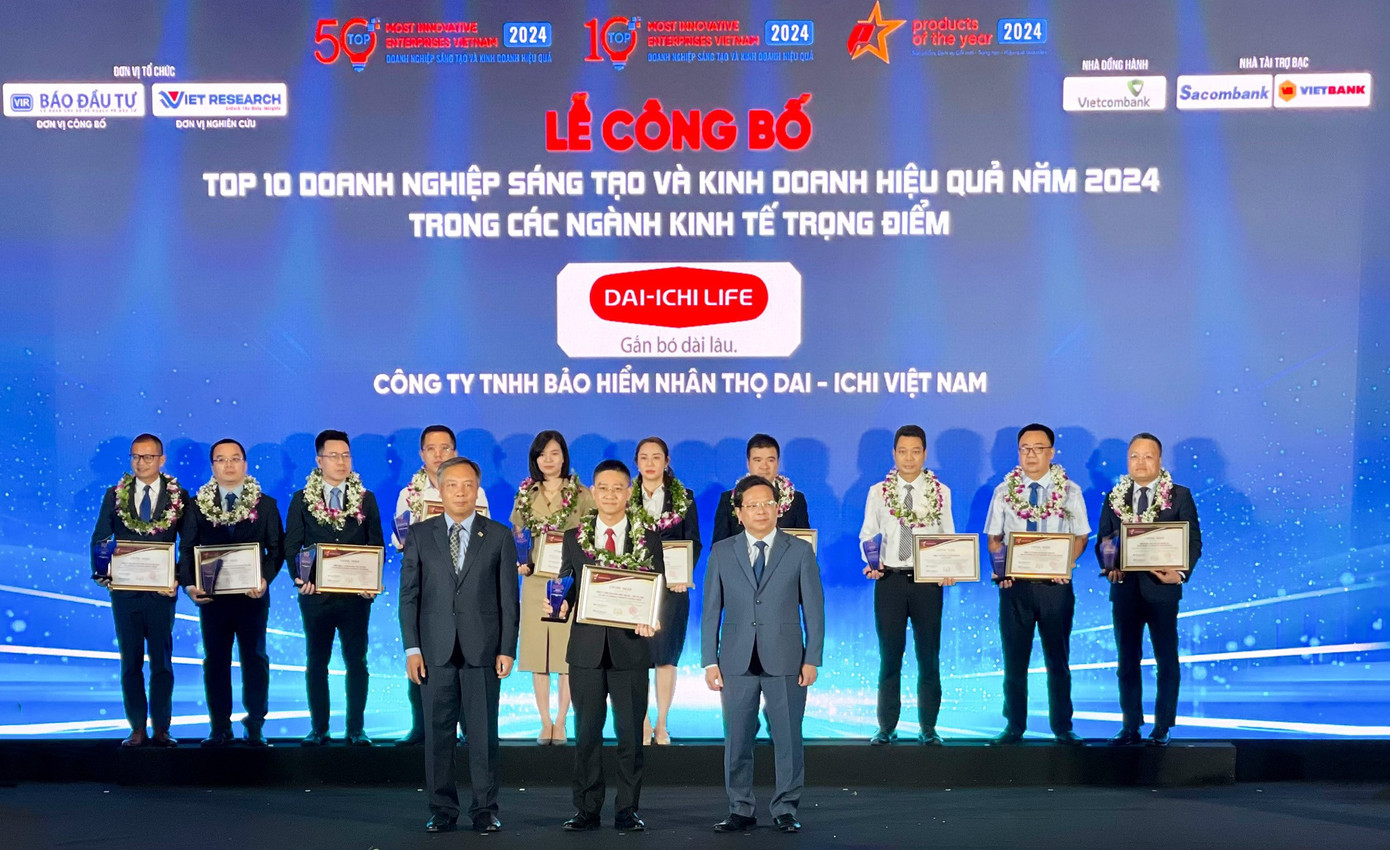 Ông Ngô Việt Phương, Phó Tổng giám đốc Kinh doanh Dai-ichi Life Việt Nam nhận giải thưởng “Top 10 Doanh nghiệp Sáng tạo và Kinh doanh hiệu quả năm 2024 - Ngành Bảo hiểm” tại Lễ trao giải.
