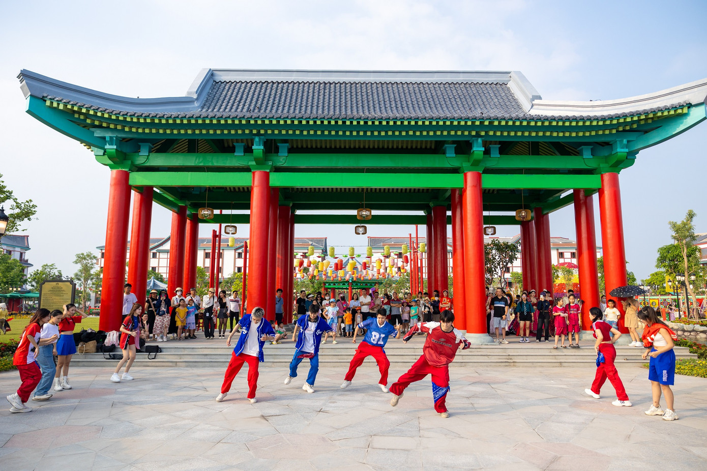 Cùng với sự kiện khai trương kỹ thuật Học viện cưỡi ngựa, Phố đi bộ - Công viên Vũ Yên cũng chính thức đi vào hoạt động từ ngày 1/6. Nhân Ngày Quốc tế Thiếu nhi và dịp cuối tuần, nhiều gia đình đã đổ về đây, tham gia vào chuỗi hoạt động vui chơi, giải trí sôi động.