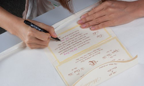 Nhận viết thiệp cưới chủ yếu là sinh viên, học sinh. Ảnh: Phương Nga