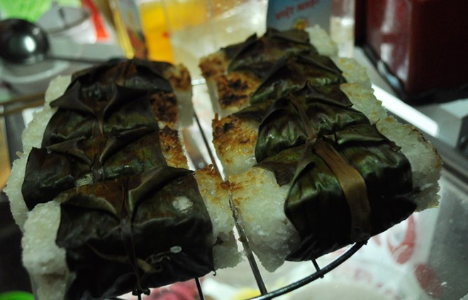 Chuối bọc xôi nếp nướng bên ngoài giá 5.000 đồng/cái