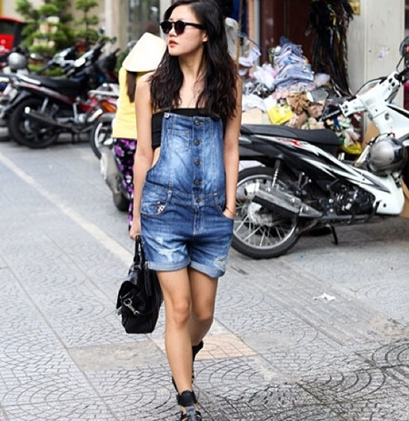 Ngoài ra, Văn Mai Hương cũng chọn chất liệu denim khỏe khoắn để “khoe sắc” trên đường phối Sài Gòn