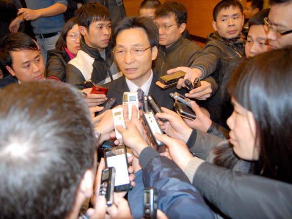 Nhiều nhà báo quan tâm đến vụ cưỡng chế thu hồi đất tại Tiên Lãng. Ảnh: Minh Đức