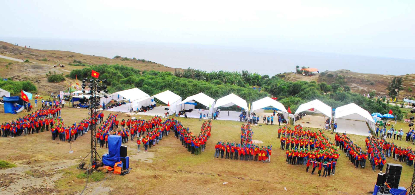 Hoàn thành xong công việc đóng trại, từ 3 giờ chiều, tại sân bãi bên núi Thới Lới, địa điểm rộng và bằng phẳng nhất đảo Lý Sơn, 900 bạn trẻ đã dàn hàng ngũ nắm tay cùng xếp thành hình 2 chữ “Việt Nam” khổng lồ hướng ra Biển Đông. 
