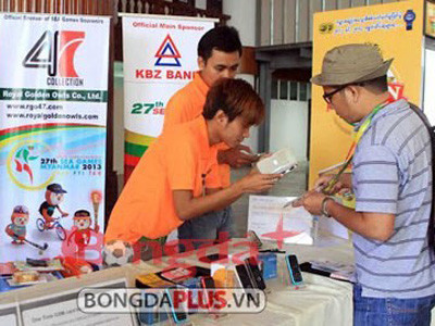 Phóng viên đang mua SIM điện thoại. Phóng viên đang mua SIM điện thoại