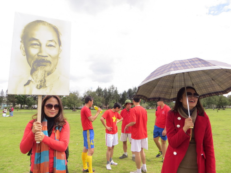 Các fan nữ xinh đẹp của đội Việt Nam nhiệt tình cổ vũ cho đội nhà