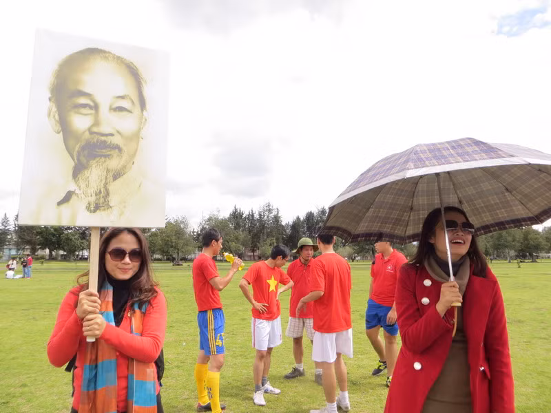 Các fan nữ xinh đẹp của đội Việt Nam nhiệt tình cổ vũ cho đội nhà. Các fan nữ xinh đẹp của đội Việt Nam nhiệt tình cổ vũ cho đội nhà