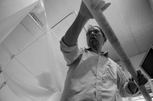 Nhà văn Lê Lựu kể, bị tất cả 14 căn bệnh hoành hành, nào là tiểu đường, bệnh tim, bệnh gout, phổi, tụy, thận, tiền liệt tuyến…. Khoảng 8 rưỡi sáng, nhà văn nằm trên giường để bác sĩ riêng chữa trị, nắn bóp chân tay. 