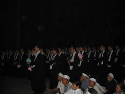 Tổng Giám mục Giuse Ngô Quang Kiệt chủ trì Đêm Canh thức. Từ phải qua: Hồng y Giuse Phạm Đình Tụng, Tổng Giám mục Ngô Quang Kiệt, Giám mục phụ tá Paul Lê Đắc Trọng. Giáo dân xứ Nhà Thờ Lớn Hà Nội cầu nguyện cho Giáo Hoàng John Paul II. Các chủng sinh Đại Chủng viện trong Đêm Canh thức. Câu "Alleluia" vang lên từ đêm Phục sinh của Chúa Kitô. Những ngọn nến lung linh trong Đêm Canh thức. Các nhà thờ Hà Nội đồng loạt treo cờ rủ. Các cháu nhỏ cũng chăm chú dâng lời cầu nguyện.