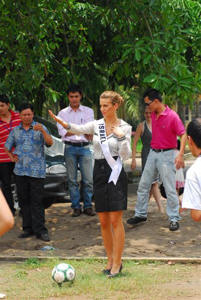 HH Israel đá bóng với trẻ em làng Birla Hà Nội sáng ngày 18/7/2008. Ảnh: Minh Đức.