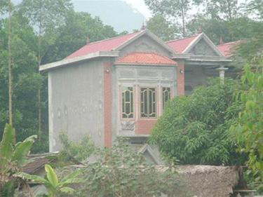 Nhà thầy Tiên được xây cất khang trang nhất xóm. Ảnh: Tiền Phong Nhà thầy Tiên được xây cất khang trang nhất xóm. Ảnh: Tiền Phong