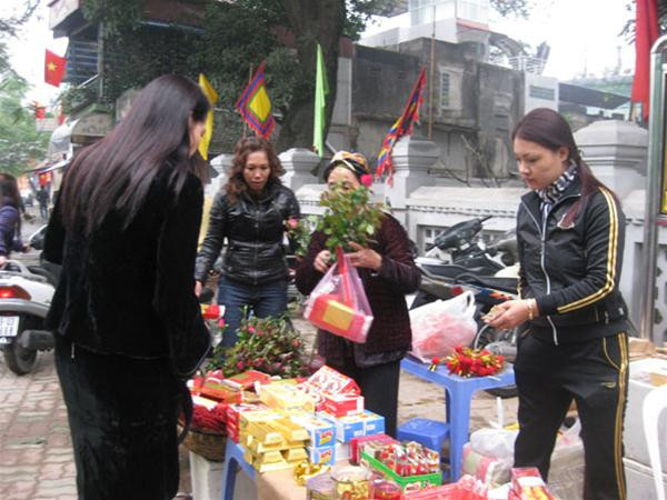 Đi lễ chùa Quán Sứ Sắp lễ tại phủ Tây Hồ sáng nay Mua vàng hương đi lễ tại Phủ Tây Hồ Mẹ đưa con tới Văn Miếu - Quốc Tử Giám cầu học hành thành đạt Cả gia đình đi lễ chùa đầu năm Các cụ già ngồi nghỉ sau khi đi lễ phủ Tây Hồ